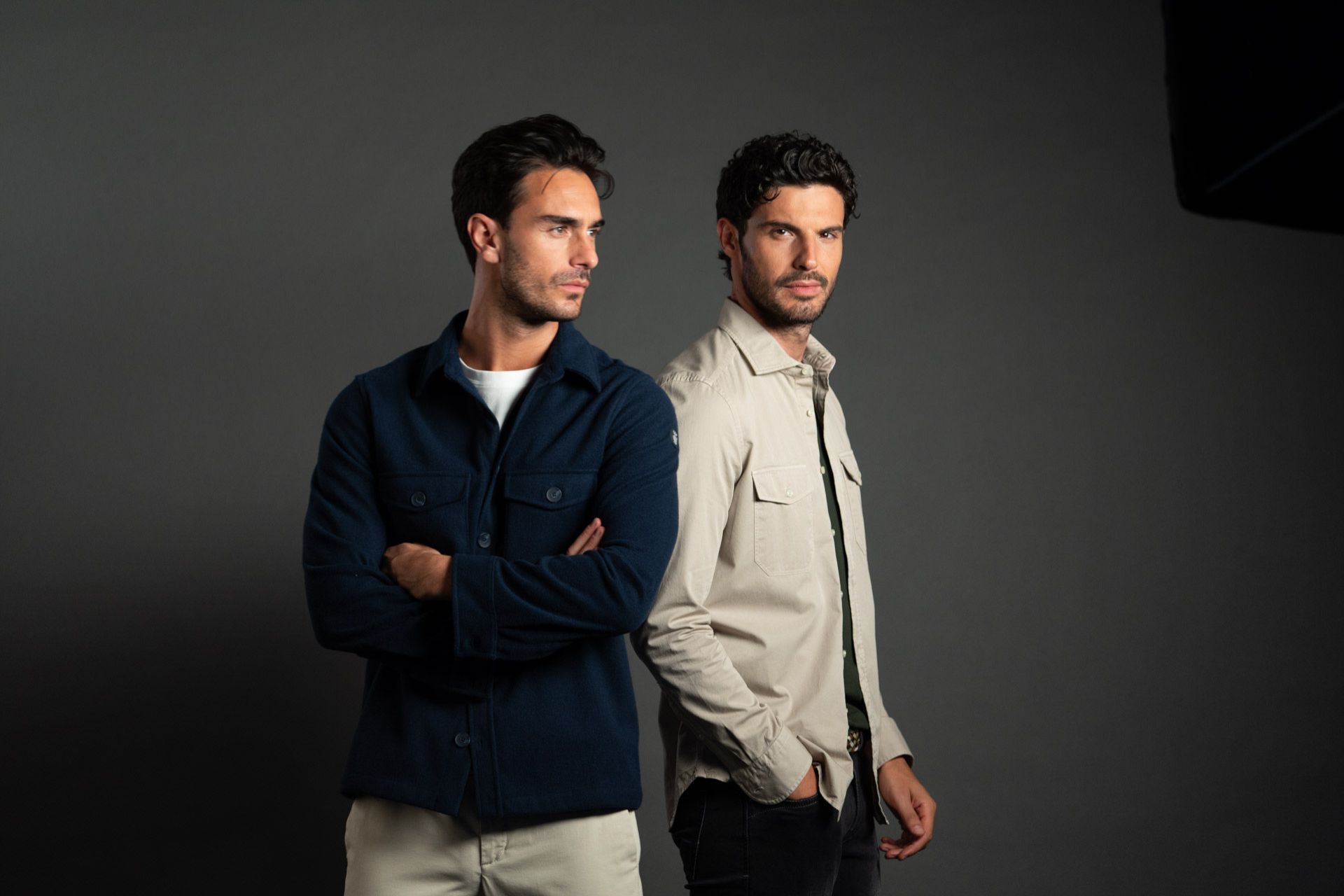 Ragazzi che indossano camicie uomo overshirt