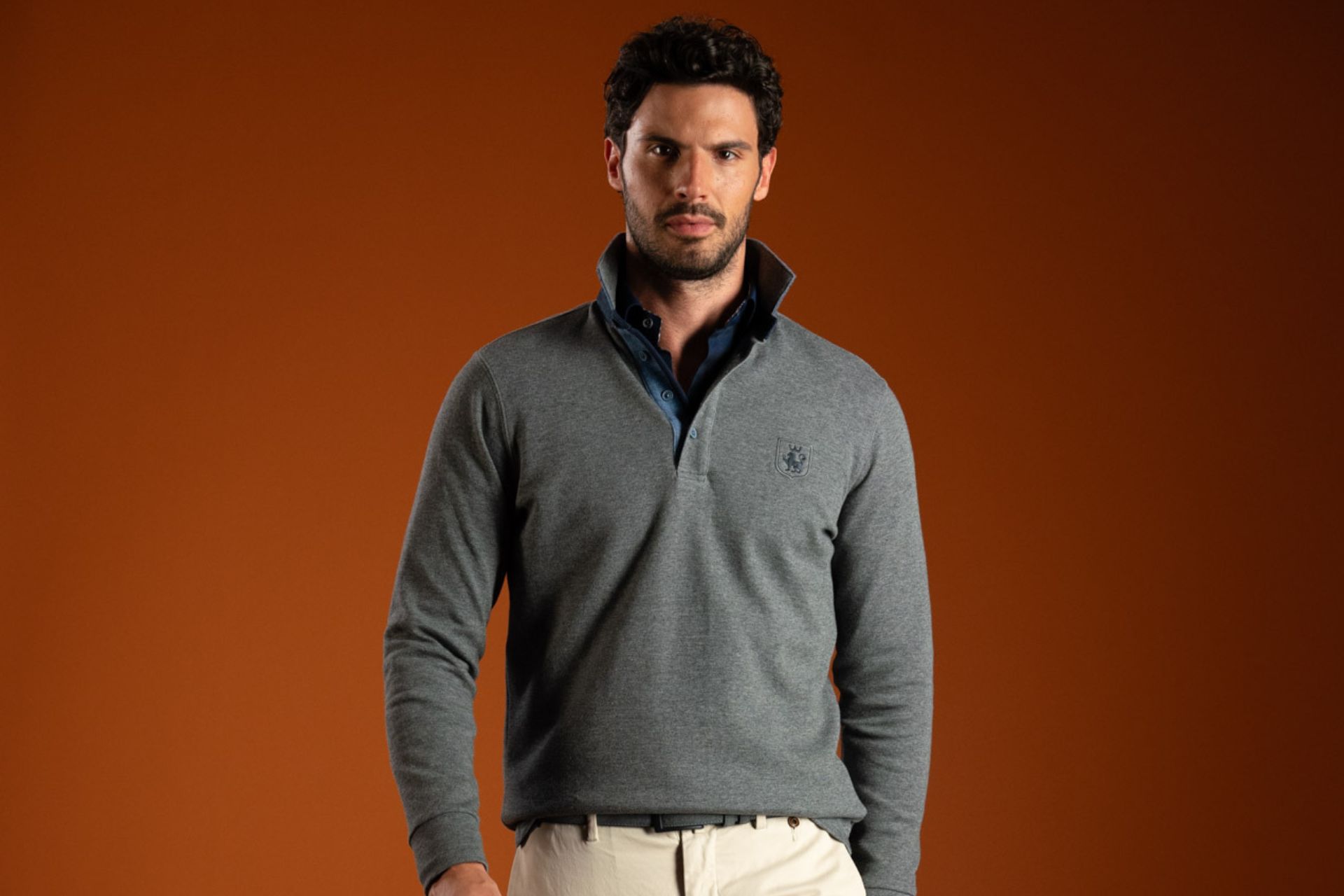 Uomo con polo casual