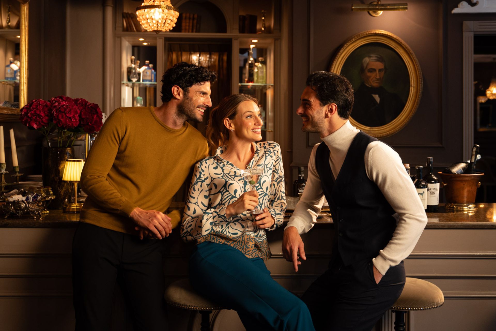 Ragazzi eleganti al bar