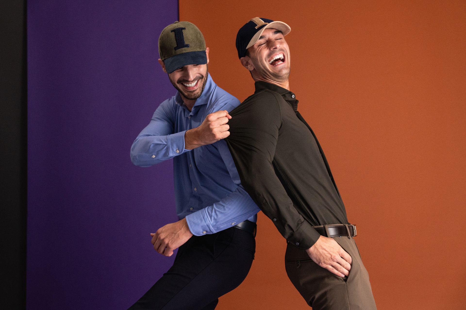 Uomini con camicie