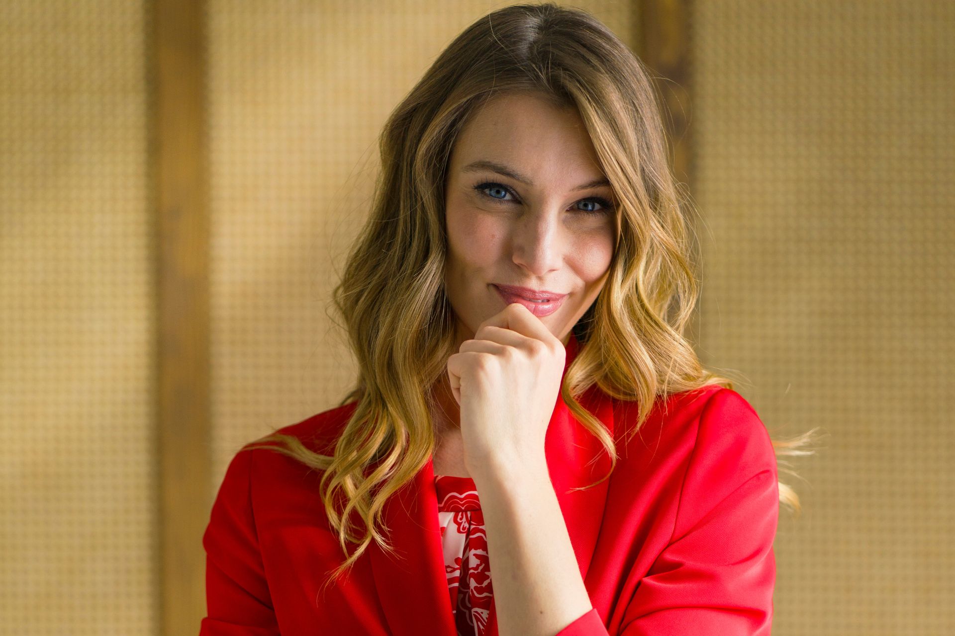 Donna con completo cerimonia donna rosso