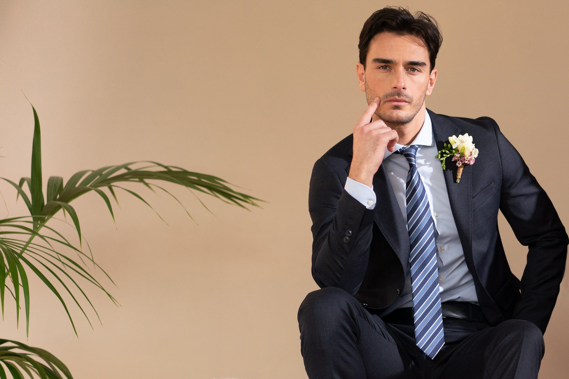 Uomo con vestiti eleganti da cerimonia