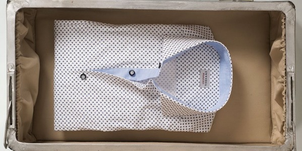 Come piegare una camicia? Le tecniche per una perfetta valigia uomo