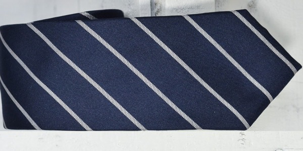 Le cravatte regimental non sono cravatte a righe!